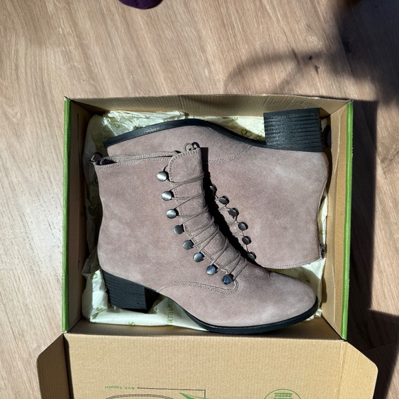 Lace up, side-zip suede boots with removable insole. - Picture 4 of 6